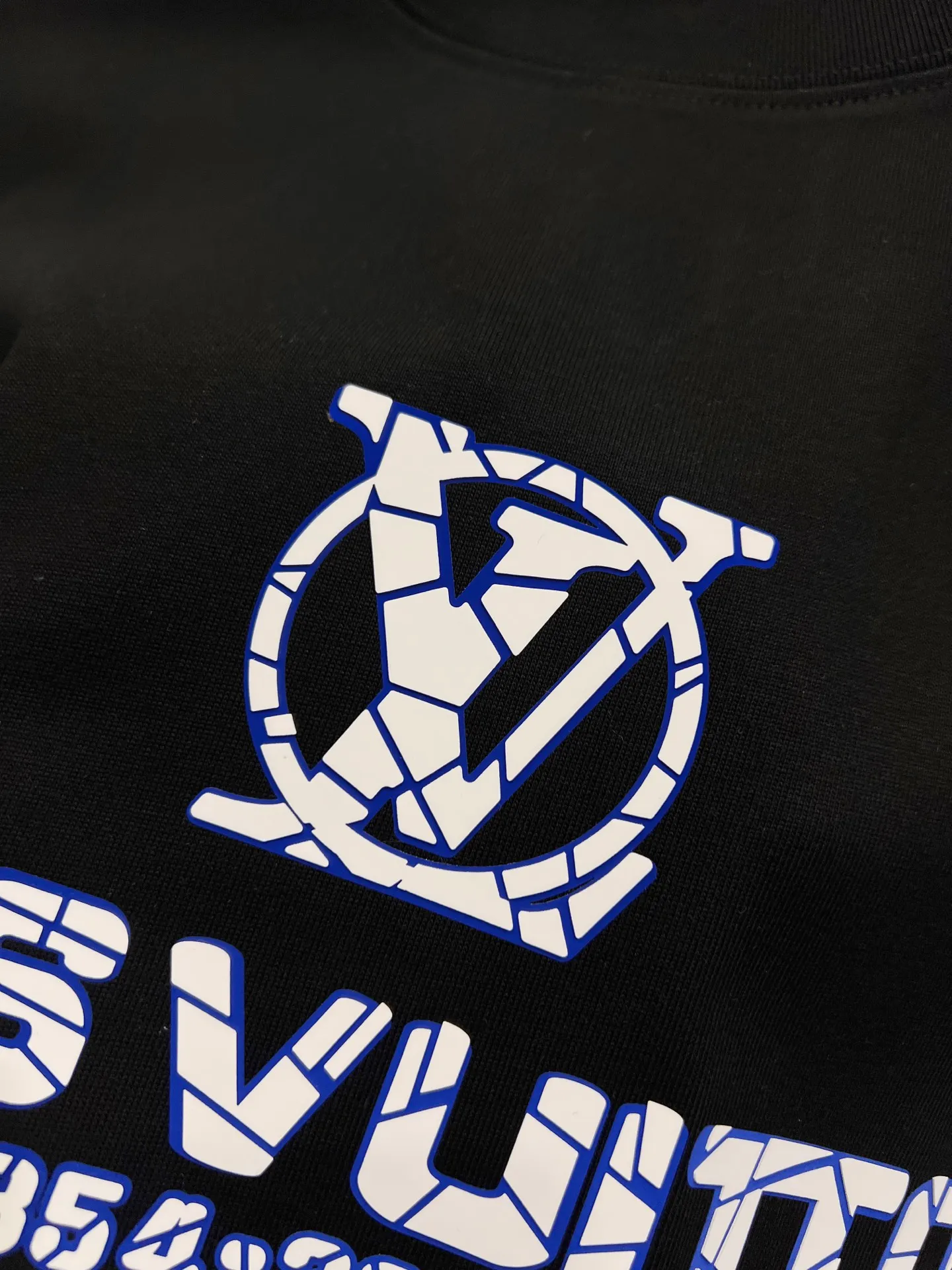 🅿️190 1v Louis* 2025 autumn and winter new style classic letter three-dimensional craft design high-end version! Highly breathable and comfortable, customized double yarn plain cotton fabric. Short-sleeved T-shirt. Same style for men and women. Sizes S M L XL XXL Five sizes black white